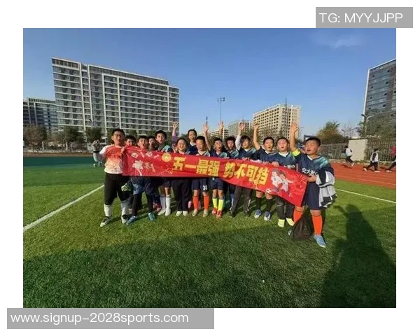 感恩足球教练的辛勤付出与无私奉献让我们在球场上成长与进步